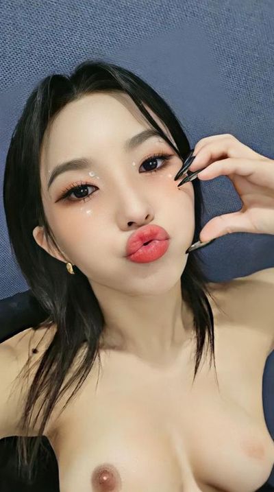 Soyeon - nude