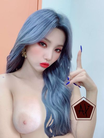 Soyeon - shows tits