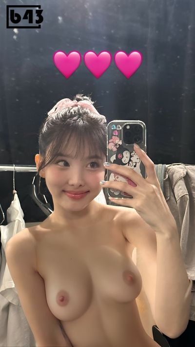 Nayeon - shows tits