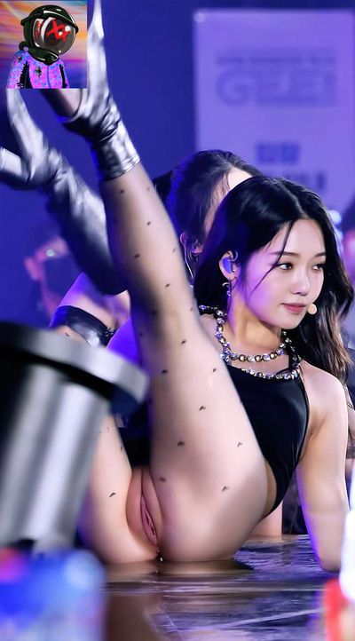 Jisun - shows pussy