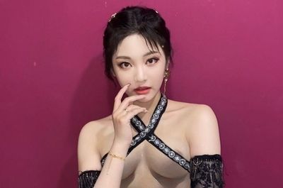 NingNing - shows tits