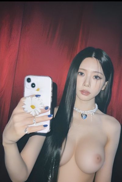 JiU - shows boobs