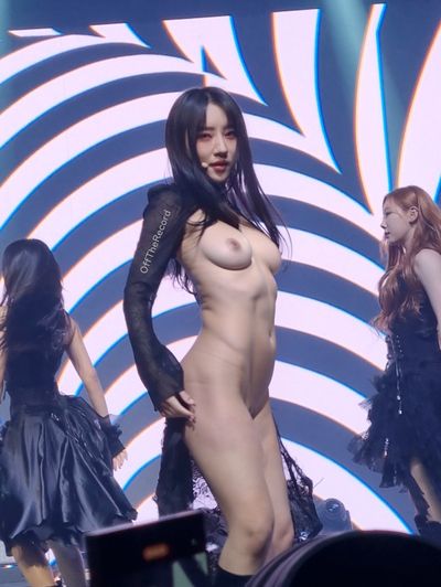 SuA - nude