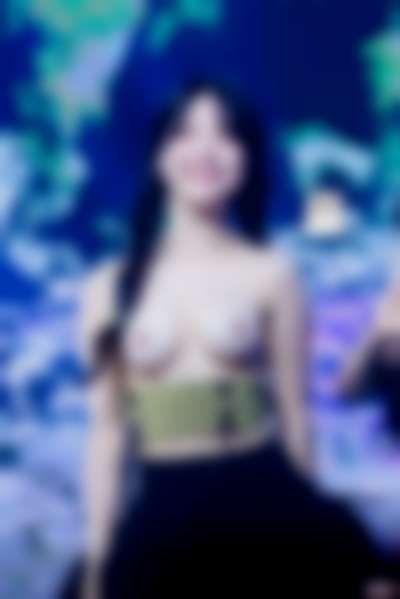 Jiheon - shows tits