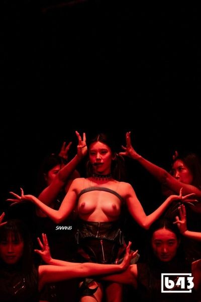 Yeji - shows tits