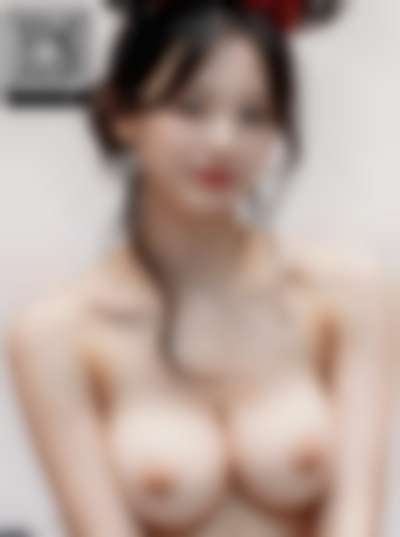 Tzuyu - shows tits