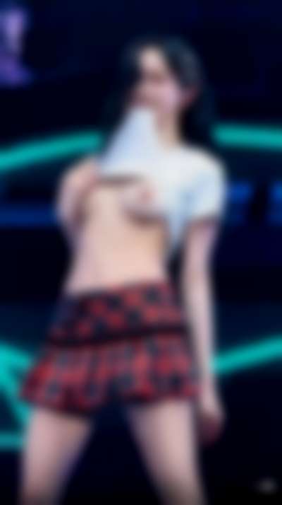 Yuqi - shows tits