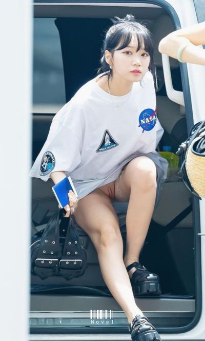 Chaewon - shows pussy