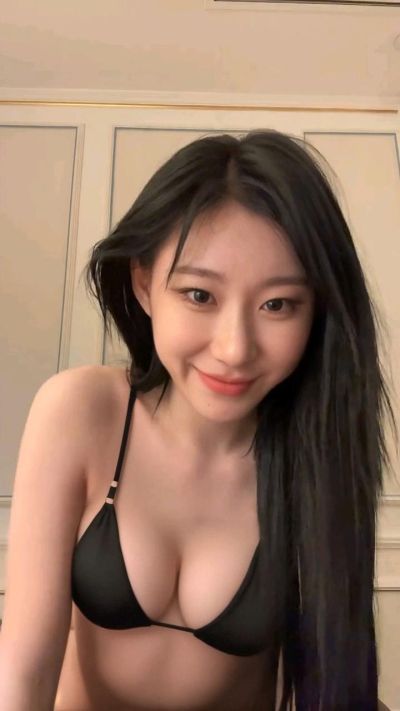 Chaeryeong - shows boobs