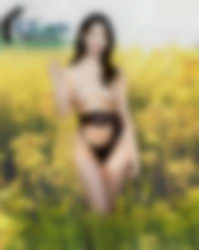 IU - shows tits