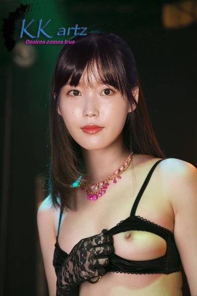 IU - shows tits