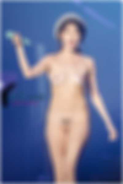 IU - nude on stage