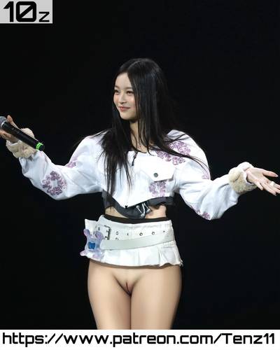 Hanni - shaved pussy