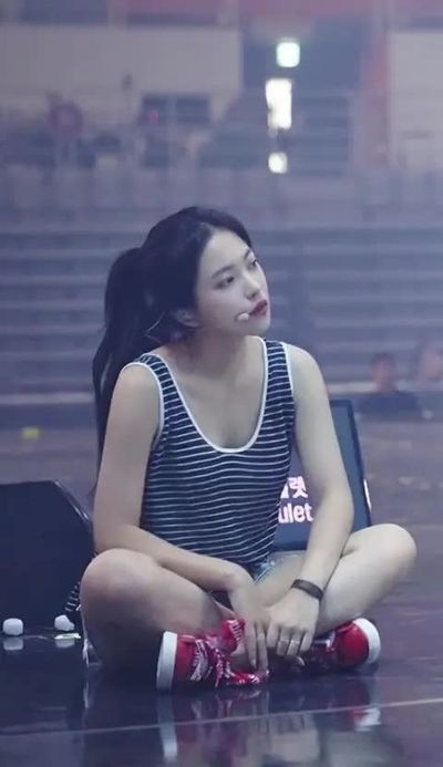 Yeri - shows boobs