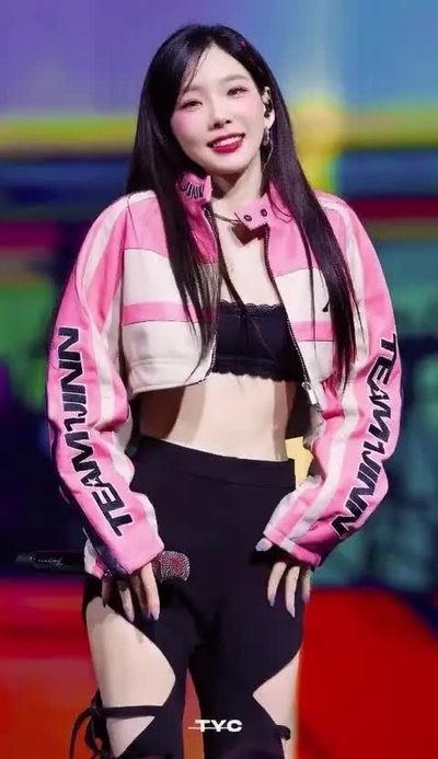 Taeyeon - shows boobs