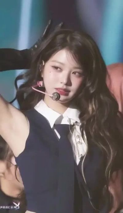 Wonyoung - shows boobs