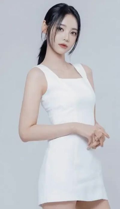 JinSoul - shows boobs