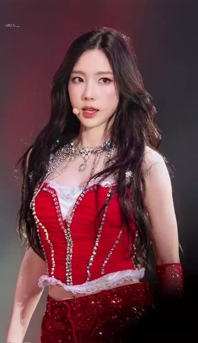 Taeyeon - shows boobs