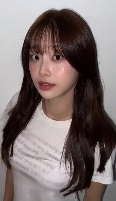 Chuu - shows boobs