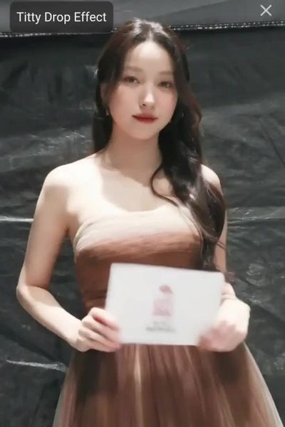 Sowon - shows tits