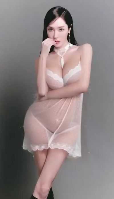 Jessica - shows boobs