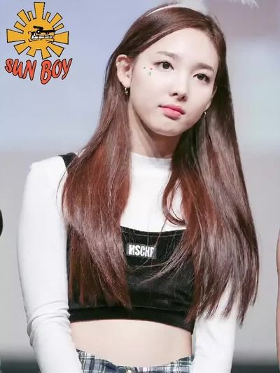 Nayeon - shows tits