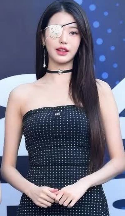 Wonyoung - shows tits