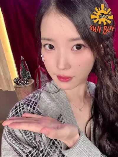 IU - shows tits
