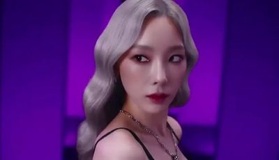 Taeyeon - shows tits