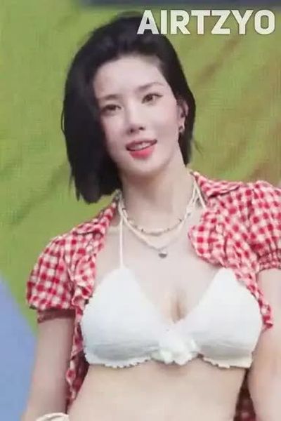 Eunbi - shows boobs
