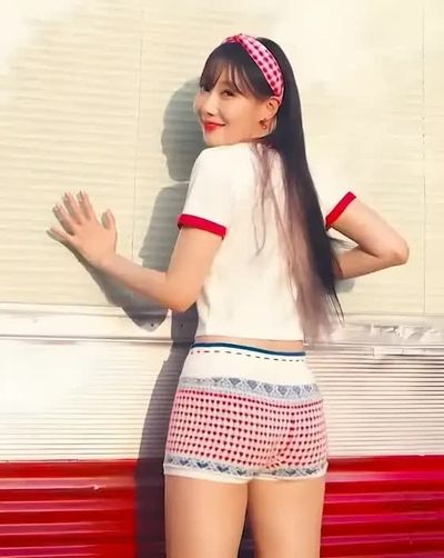 Handong - shows pussy