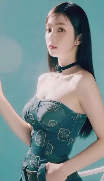 Irene - shows tits