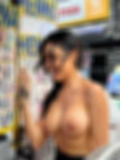 Hwasa - shows boobs
