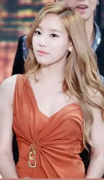 Taeyeon - shows tits