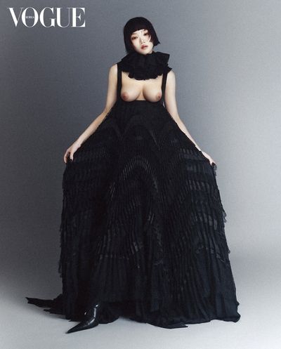 Chaewon - shows tits