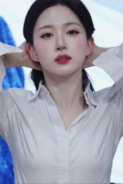 Haewon - shows tits