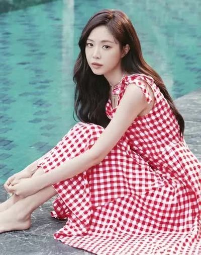 Naeun - shows tits