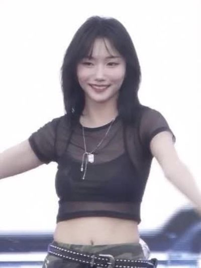 Youngeun - shows tits