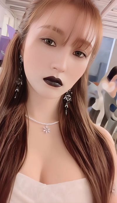 SuA - shows tits