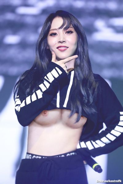 Moonbyul - shows tits