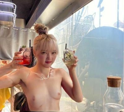 Yerin - shows tits