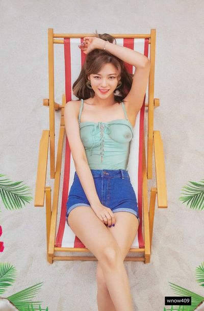 Jeongyeon - shows tits