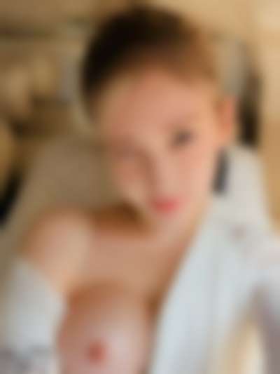 Jeon So-min - shows tits